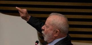 Lula se reúne com pastas do governo e decide não suspender uso do cartão do Bolsa Família para apostas