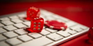 Teclado de computador com dados vermelhos sobre ele