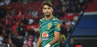 Lucas Paquetá vestindo a camisa verde da Seleção Brasileira.