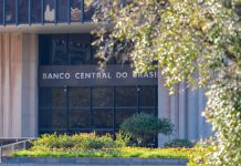 Banco Central afirma que brasileiros movimentam R$ 30 bilhões por mês com apostas on-line Banco Central afirma que brasileiros movimentam R$ 30 bilhões por mês com apostas on-line