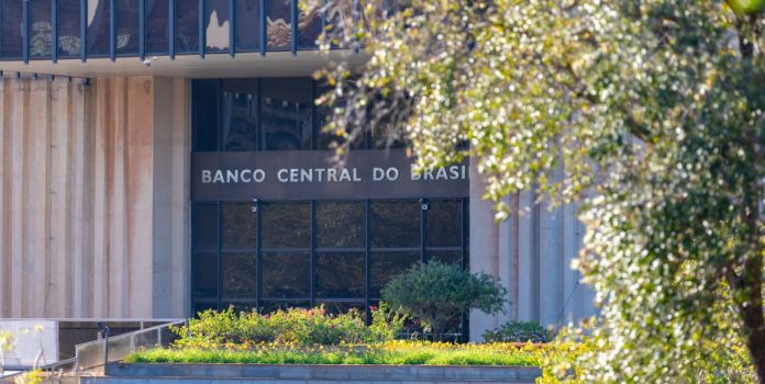 Banco Central afirma que brasileiros movimentam R$ 30 bilhões por mês com apostas on-line Banco Central afirma que brasileiros movimentam R$ 30 bilhões por mês com apostas on-line