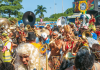 foliões no carnaval para falar sobre a entrevista com a PopOK Gaming sobre a importância da regionalização dos jogos no Brasil