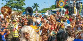 PopOK Gaming: entregando jogos que se conectam com a cultura brasileira foliões no carnaval para falar sobre a entrevista com a PopOK Gaming sobre a importância da regionalização dos jogos no Brasil