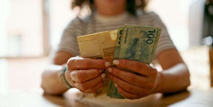 Dinheiro para abordar a distribuição social de recursos das apostas com ANJL