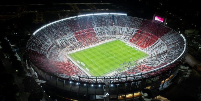 Betano torna-se a nova patrocinadora máster do River Plate Imagem aérea do Estádio Monumental, casa do River Plate, clube patrocinado pela Betano