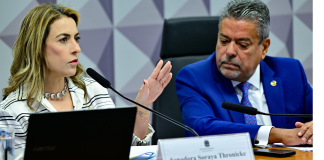 CPI das Bets aprova condução coercitiva de Jon Vlogs após ausência Foto de Soraya Thronicke e Dr. Hiran na sessão da CPI das Bets em que foi aprovada a condução coercitiva de Jon Vlogs