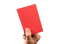 Imagem mostra um cartão vermelho sobre a matéria: Câmara dos Deputados quer proibir microapostas em esportes