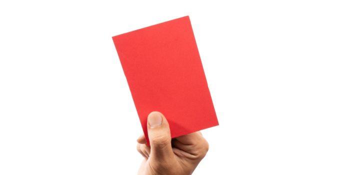 Imagem mostra um cartão vermelho sobre a matéria: Câmara dos Deputados quer proibir microapostas em esportes