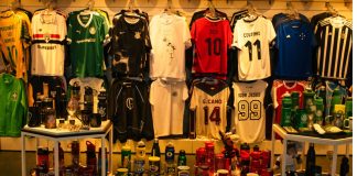 Clubes se unem contra PL de Portinho que propõe restrição à publicidade de apostas Imagem de várias camisas de times do futebol brasileiro para falar sobre a possível restrição da publicidade de apostas