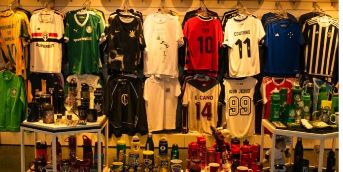 Imagem de várias camisas de times do futebol brasileiro para falar sobre a possível restrição da publicidade de apostas