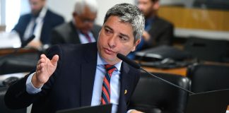 Senado aprova restrição à publicidade de apostas esportivas Imagem de Carlos Portinho em sessão na CEsp onde foi aprovado o PL que propõe restrições às publicidade de apostas esportivas