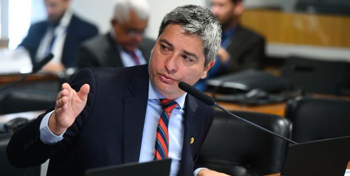 Imagem de Carlos Portinho em sessão na CEsp onde foi aprovado o PL que propõe restrições às publicidade de apostas esportivas