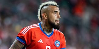 Conmebol investigará o vínculo de Arturo Vidal com a casa de apostas Juega con el King Imagem de Arturo Vidal com a camisa do Chile