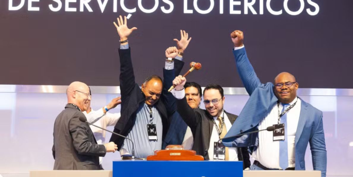 Foto: Representantes do Consórcio Aposta Vencedora celebram leilão