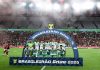 Imagens de jogadores do futebol posicionados atrás de banner do Brasileirão Betano