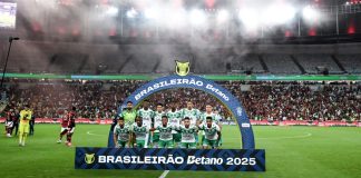 Guilherme Figueiredo, Betano: “o mercado ilegal fragiliza o setor” Imagens de jogadores do futebol posicionados atrás de banner do Brasileirão Betano