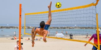 LuckBet assume patrocínio máster do Circuito Brasileiro de Futevôlei Imagem de uma partida de Futevôlei para falar do patrocínio máster da LuckBet ao Circuito Brasileiro de Futevôlei