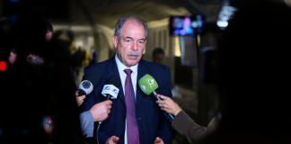 Mercadante sugere aumento de impostos sobre apostas para compensar IOF e cobra redução da Selic Foto de Aloizio Mercadante para ilustrar fala de presidente do BNDES, que sugeriu aumento dos impostos sobre apostas esportivas