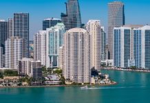 Imagem mostra os prédios de Miami sobre a matéria com os bastidores da criação do SBC Summit Americas 2025