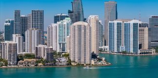 Imagem mostra os prédios de Miami sobre a matéria com os bastidores da criação do SBC Summit Americas 2025