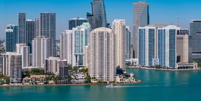 Imagem mostra os prédios de Miami sobre a matéria com os bastidores da criação do SBC Summit Americas 2025