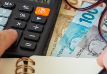 Imagem de pessoa fazendo contagem de impostos na calculadora. Matéria: Quais são os novos impostos sobre apostas esportivas?