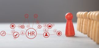Reals Bet nomeia Giorgia Kasat head de RH Bonecos de madeira para apresentar nova head de RH da Reals
