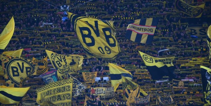 Imagem da torcida do Dortmund, para falar sobre pesquisa da Sportradar que aponta a Bundesliga como a liga mais emocionante do mundo