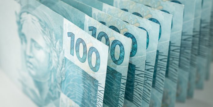 Notas de 100 reais para destacar o GGR estimado no setor de apostas do Brasil