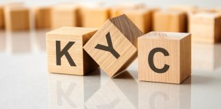 Sigla KYC em cubos de madeira reforçam a ideia do novo edital de credenciamento da Lottopar