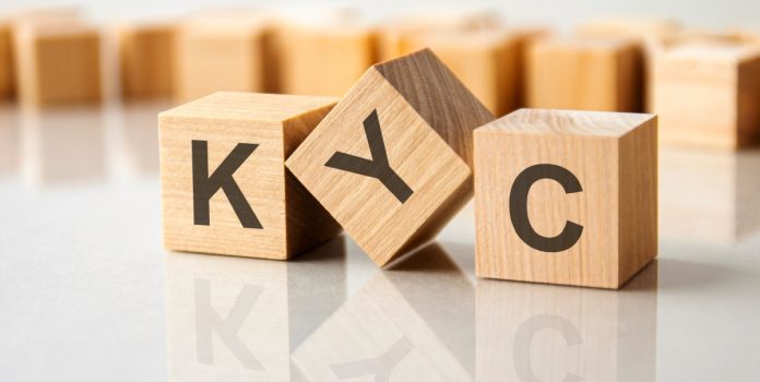 Sigla KYC em cubos de madeira reforçam a ideia do novo edital de credenciamento da Lottopar