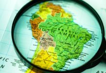 3 Oaks Gaming firma parceria com Aposta Ganha para fortalecer presença no Brasil Mapa da América Latina com um lupa em cima