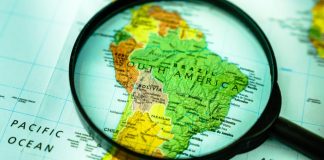 BETBY reforça presença na América Latina com parceria com a Mobadoo Mapa da América Latina com um lupa em cima