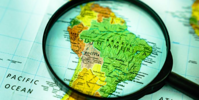 Mapa da América Latina com um lupa em cima