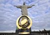 Imagem do Cristo redentor perto do troféu da Copa do Mundo de Clubes da FIFA para falar do acordo de parceria com a Betano