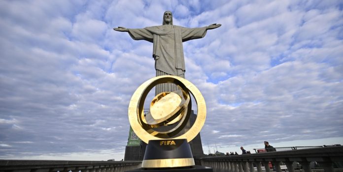 Imagem do Cristo redentor perto do troféu da Copa do Mundo de Clubes da FIFA para falar do acordo de parceria com a Betano
