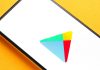 Foto de celular com o logo da Play Store