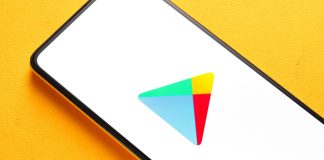 Betnacional e Aposta Ganha lançam aplicativo na Play Store Foto de celular com o logo da Play Store