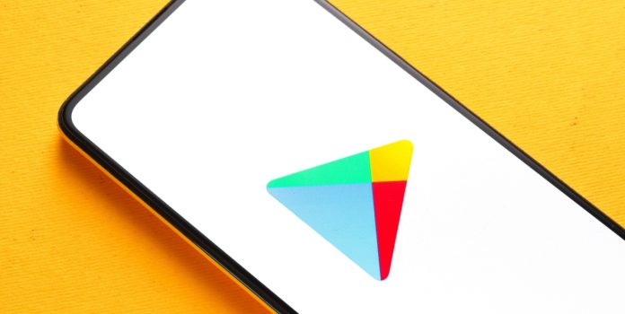 Betnacional e Aposta Ganha lançam aplicativo na Play Store Foto de celular com o logo da Play Store