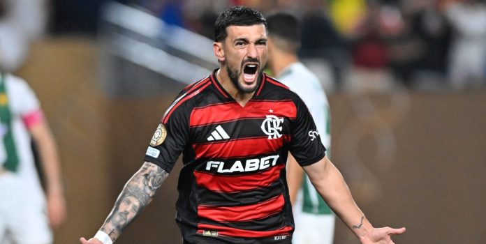Foto de Arrascaeta, do Flamengo, para falar sobre o lançamento da página dedicada ao mundial da Casa de Apostas