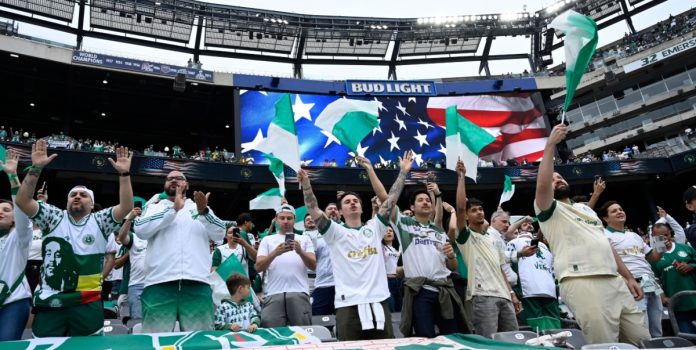 Imagem da torcida do Palmeiras na Copa do Mundo de Clubes