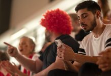 imagem de fã acompanhando partida de futebol em tempo real para ilustrar entrevista com o head de sales do flashscore