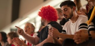David Suslik, FlashScore: “Brasil é o mercado número um da empresa no mundo” imagem de fã acompanhando partida de futebol em tempo real para ilustrar entrevista com o head de sales do flashscore
