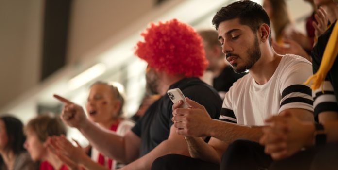 imagem de fã acompanhando partida de futebol em tempo real para ilustrar entrevista com o head de sales do flashscore