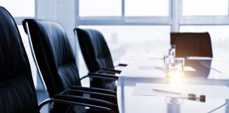 Esportes Gaming Brasil reforça equipe com Ana Carolina Luna Maçães, nova Head de Compliance Imagem de sala de reunião com cadeiras vazias para falar sobre o anúncio da nova Head de Compliance da Esportes Gaming Brasil