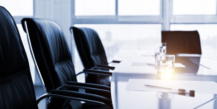Imagem de sala de reunião com cadeiras vazias para falar sobre o anúncio da nova Head de Compliance da Esportes Gaming Brasil