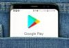 Imagem de um celular com a Google Play Store, para falar sobre a liberação de apps de apostas na loja