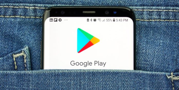 Imagem de um celular com a Google Play Store, para falar sobre a liberação de apps de apostas na loja