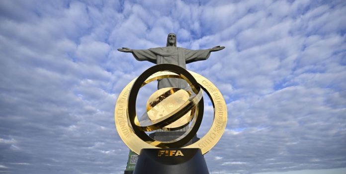 Imagem do troféu do Mundial de Clubes embaixo do Cristo Redentor