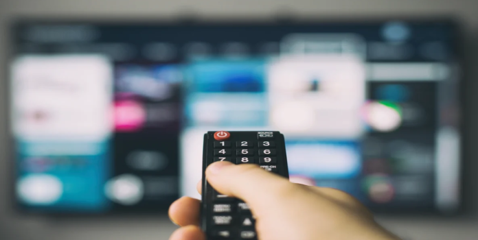 imagem de um telespectador assistindo televisão com um controle remoto na mão, para falar sobre a nova tecnologia da TAPPP